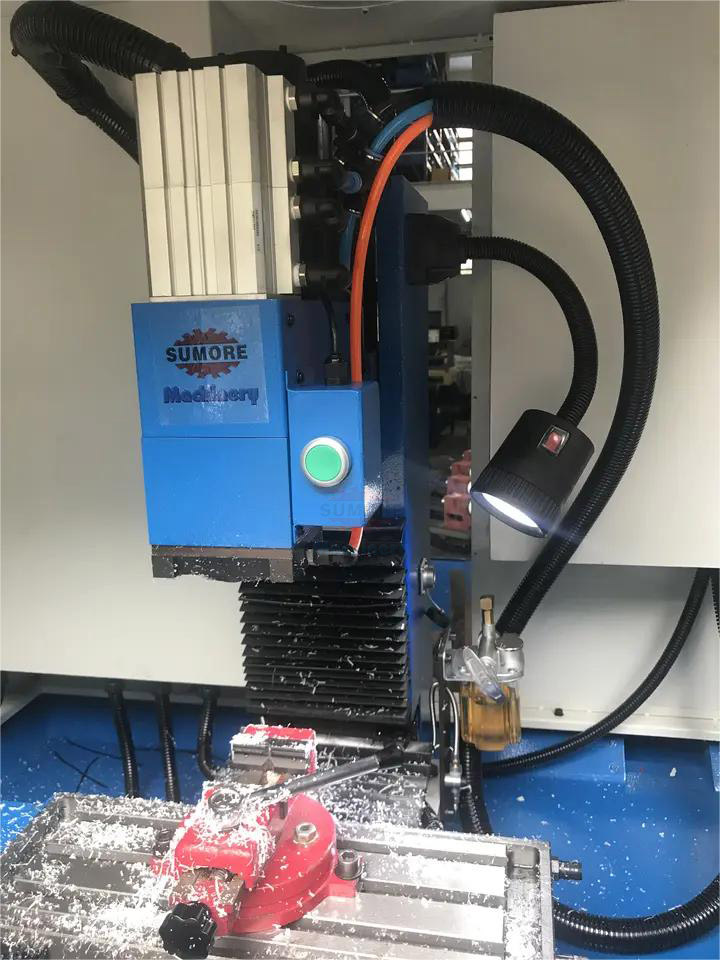 Какво е CNC фреза и как работи