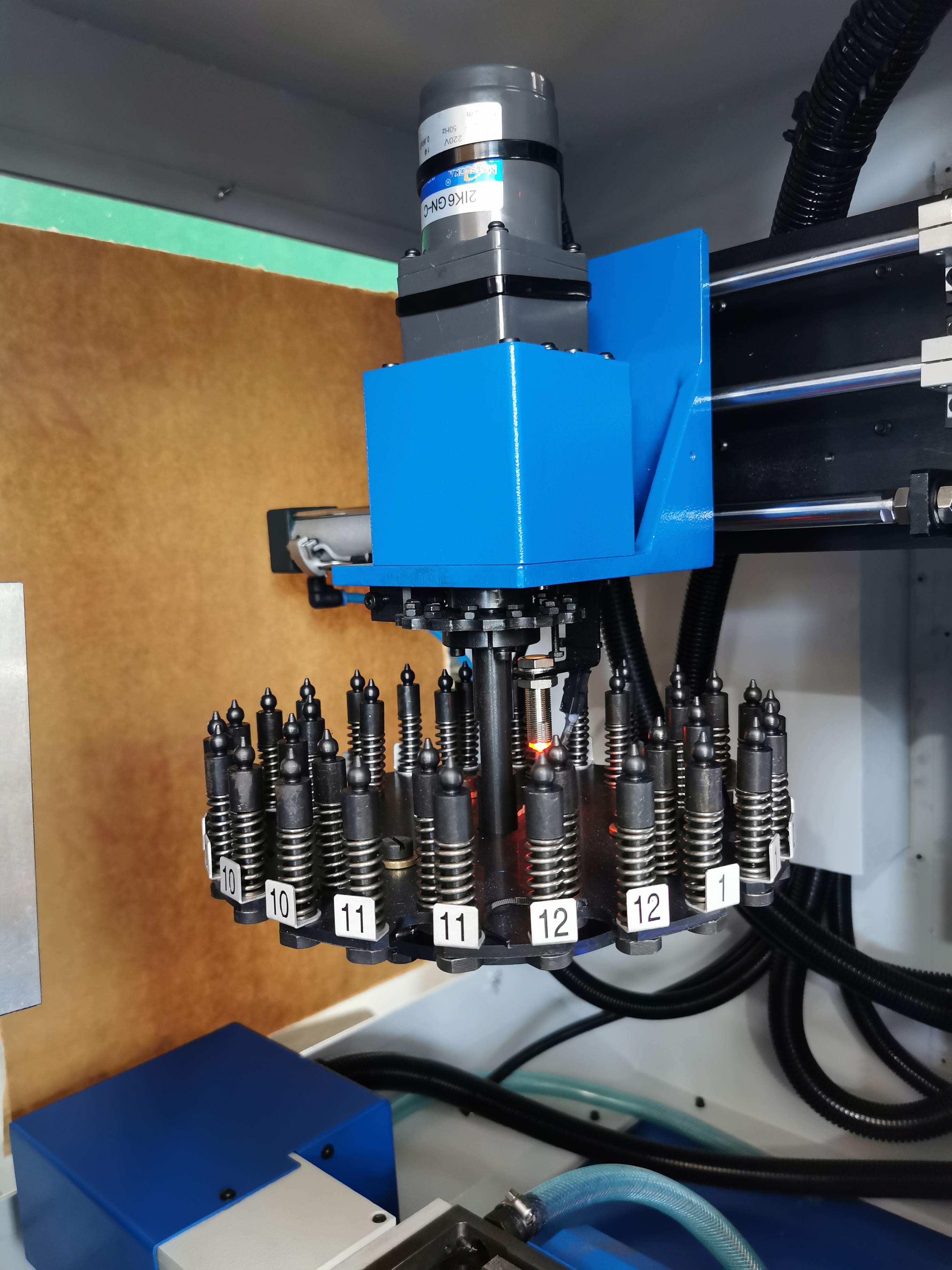 Какво е CNC фреза и как работи
